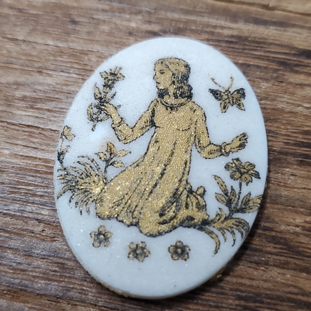 Into the garden cabochon antique